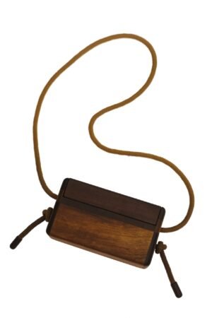 Bolsa Thuja produzida artesanalmente com madeira de reaproveitamento e cordão de algodão tingido com corante natural extraído de plantas.