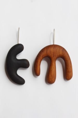 Brinco de madeira e prata.